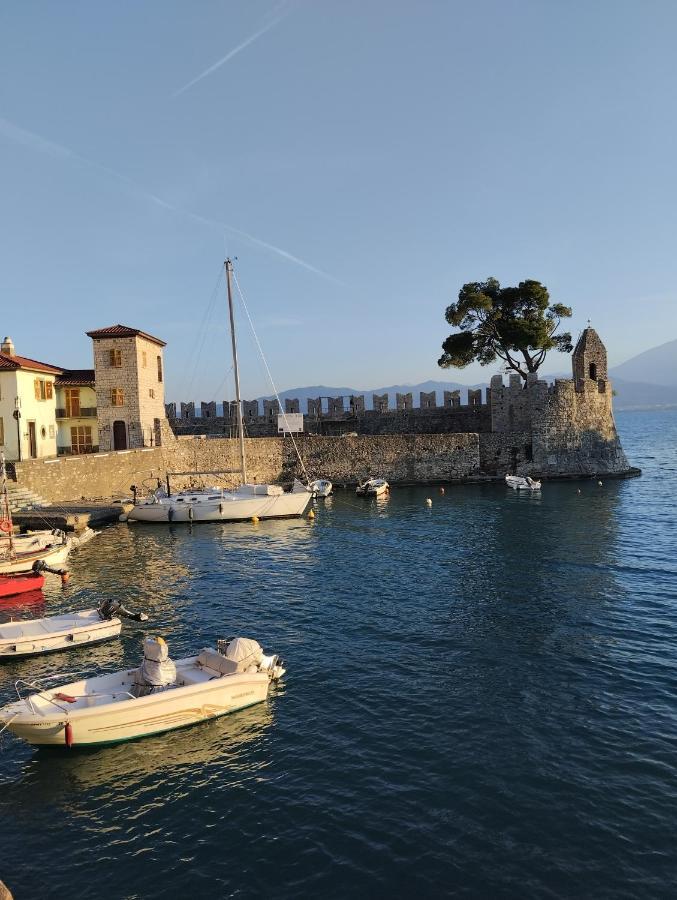 NafpaktosΠέτρινο Στη Θάλασσαアパートメント エクステリア 写真