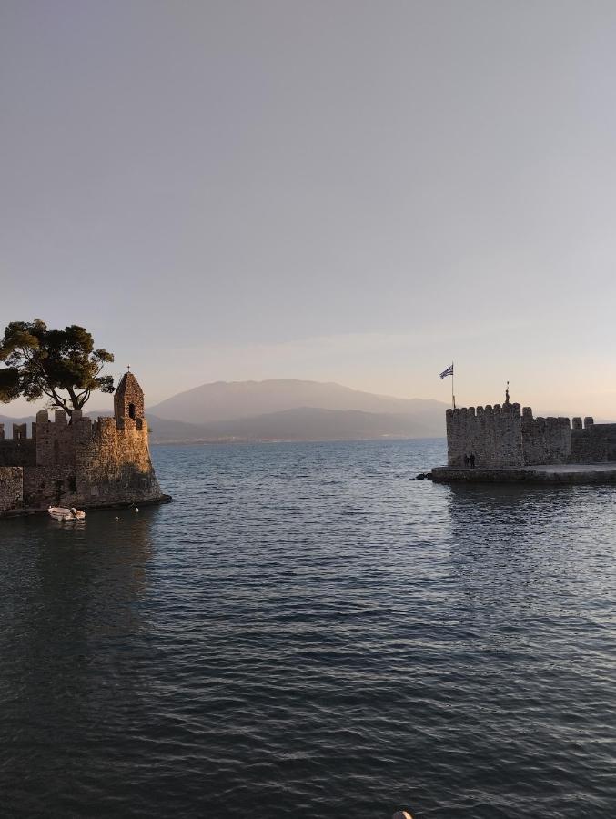 NafpaktosΠέτρινο Στη Θάλασσαアパートメント エクステリア 写真
