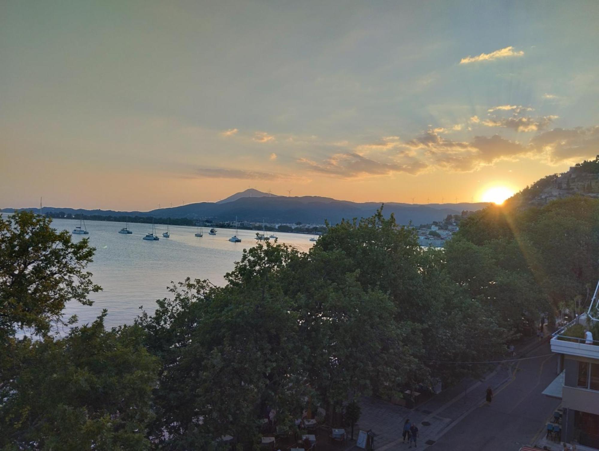 NafpaktosΠέτρινο Στη Θάλασσαアパートメント エクステリア 写真