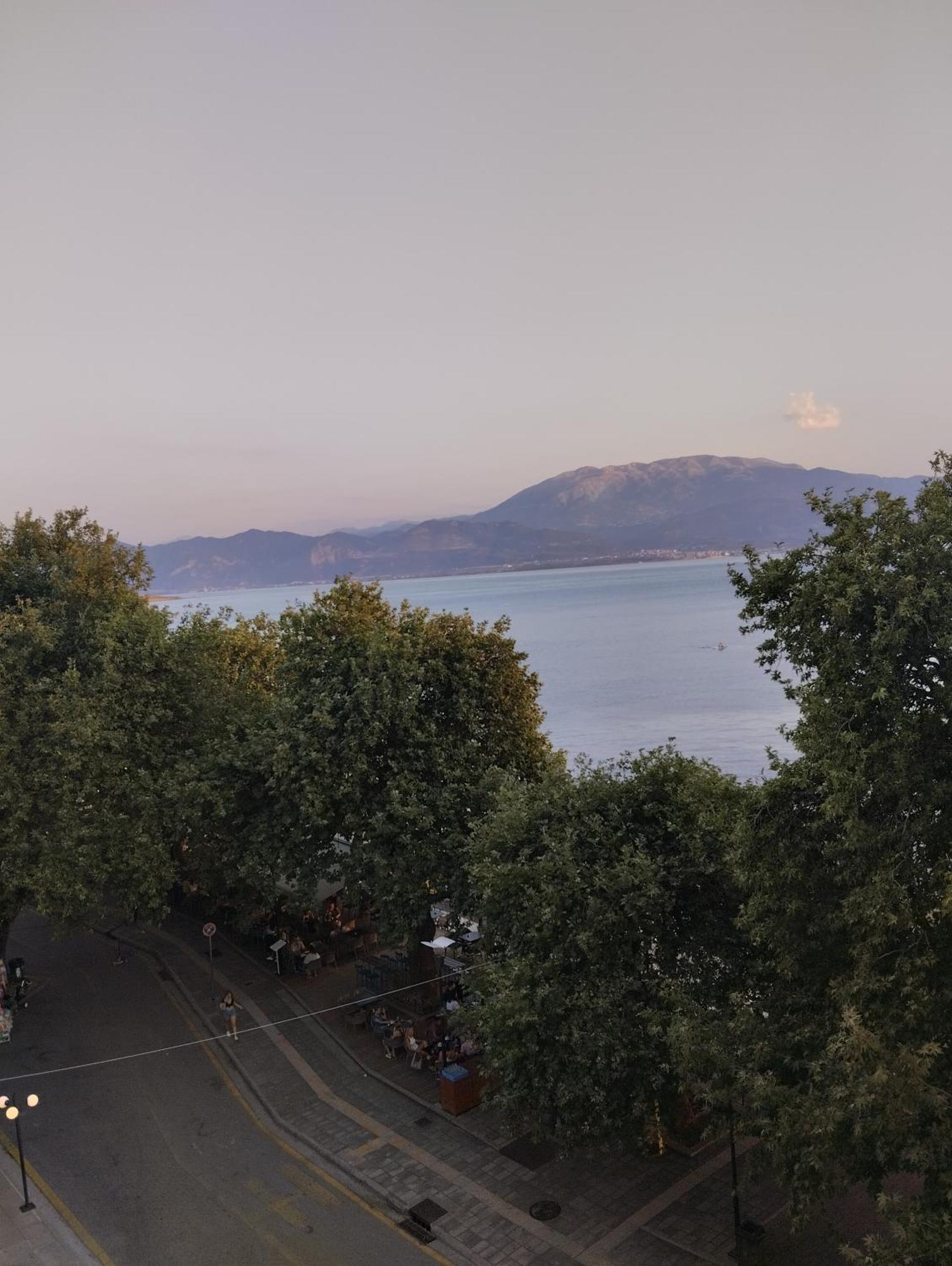 NafpaktosΠέτρινο Στη Θάλασσαアパートメント エクステリア 写真