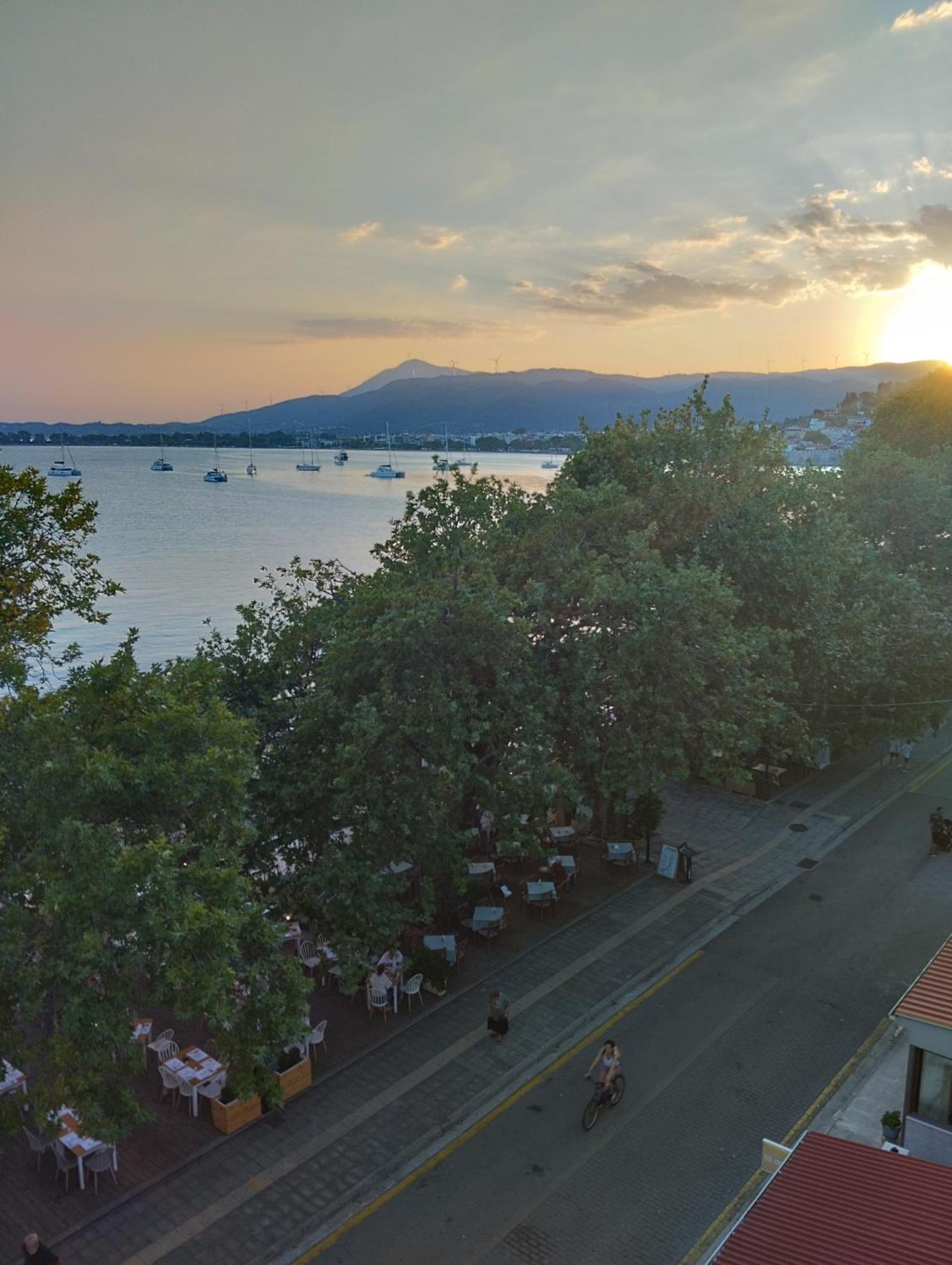 NafpaktosΠέτρινο Στη Θάλασσαアパートメント 部屋 写真